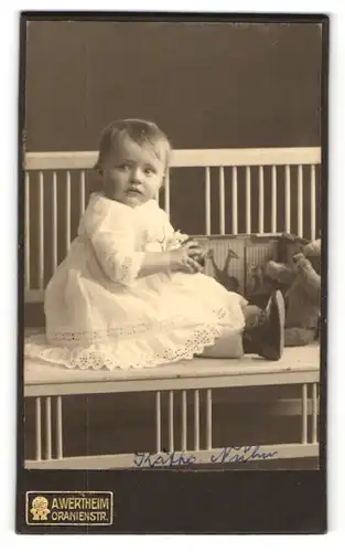 Fotografie A. Wertheim, Berlin, Oranienstr, Kleinkind Käthe Nuhn mit weissem Kleid