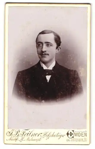Fotografie J. B. Feilner, Emden, Gr. Osterstr. 30, Junger Mann mit Schnurrbart und freundlichem Blick