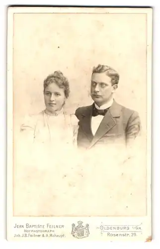 Fotografie Jean Baptiste Feilner, Oldenburg, Rosenstr. 29, Junges Paar in Anzug und hellem Kleid