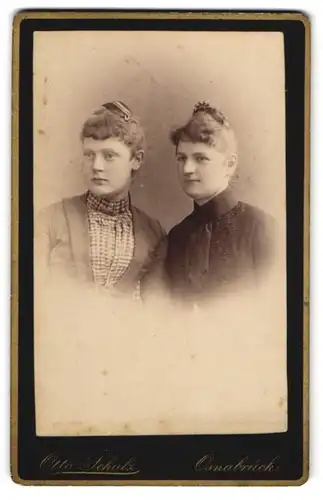 Fotografie Otto Schulz, Osnabrück, Domhof No 4a, Zwei junge Damen mit Kopfschmuck