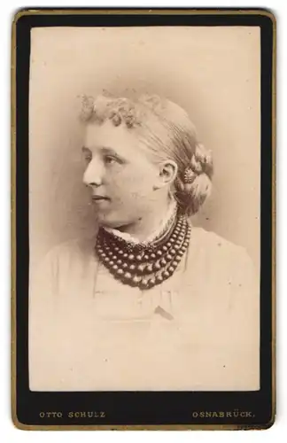 Fotografie Otto Schulz, Osnabrück, Hasestr. 59, Junge Dame mit dreifacher Perlenkette