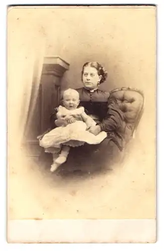 Fotografie James Balcanquall, Auchtermuchty, Dame mit Baby auf Sessel