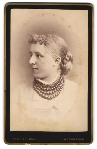 Fotografie Otto Schulz, Osnabrück, Hasestr. 59, Junge Dame mit dreifacher Perlenkette Fotografie