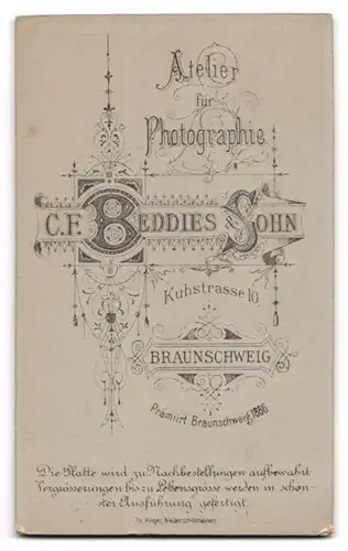 Fotografie C. F. Beddies & Sohn, Braunschweig, Kuhstrasse 10, Junge Dame im weissen Kleid mit Puffärmeln