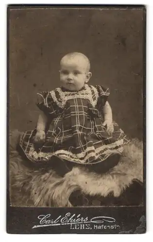 Fotografie Carl Ehlers, Lehe, Hafenstr., Süsses Baby in kariertem Kleid