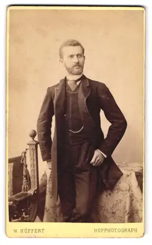 Fotografie W. Höffert, Dresden, See-Str. 10, Schlanker junger Mann mit Vollbart