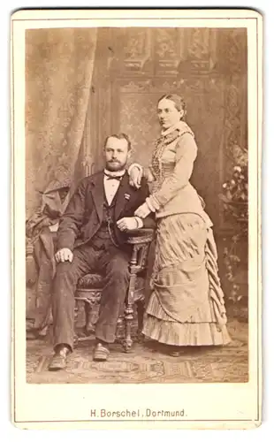 Fotografie Hermann Borschel, Dortmund, Königswall 10, Ehepaar in feiner Kleidung in vertrauter Pose