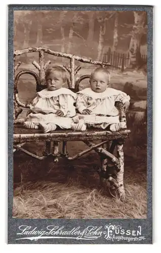 Fotografie Ludwig Schradler & Sohn, Füssen, Augsburgerstr. 276, Kleine Zwillinge auf einer Bank