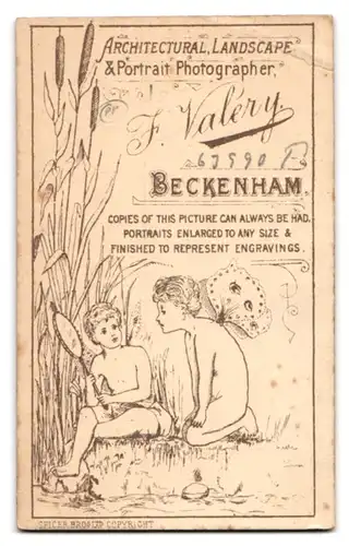 Fotografie F. Valery, Beckenham, Süsses Kind im Mantel mit auffälligem Hut