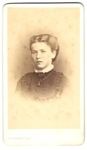 Fotografie F. Springmeier, Elberfeld, Herzogstrasse 4, Hübsche junge Dame mit Halskette