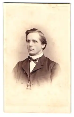 Fotografie A. H. Heckmann, Osnabrück, Johannes-Str. 68, Herr mit Seitenscheitel im Anzug