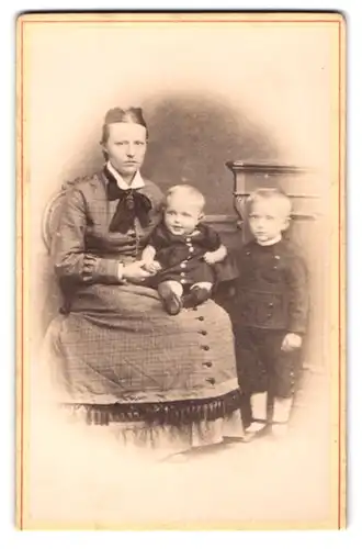 Fotografie A. H. Heckmann, Osnabrück, Johannesstr. 68, Junge Mutter mit kleinem Sohn und glücklichem Baby