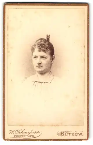Fotografie W. Schaufuss, Bützow, Wollweberstr. 235, Junge Dame im hellen Kleid mit Hochsteckfrisur und Haarschmuck