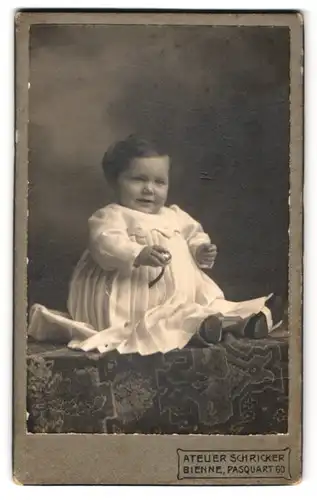 Fotografie H. Schricker, Bienne, Pasquart 60, Niedliches rundes Baby im weissen Kleid lacht fröhlich