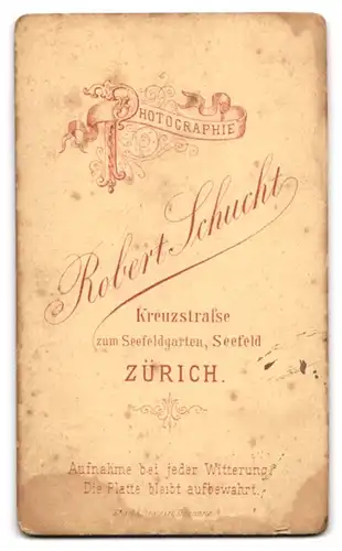 Fotografie R. Schucht, Zürich, Kreuzstr., Junge Dame im schwarzen Kleid mit Schleife und Buch