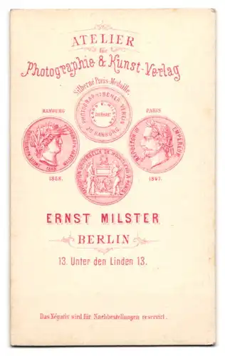 Fotografie Ernst Milster, Berlin, Unter den Linden 13, Junge Dame mit hohen Wangenknocken im Dunklen Kleid