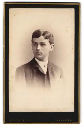 Fotografie Otto Schulz, Osnabrück, Hasestr. 59, Junger Mann im Anzug mit Mittelscheitel und schmalen Lippen