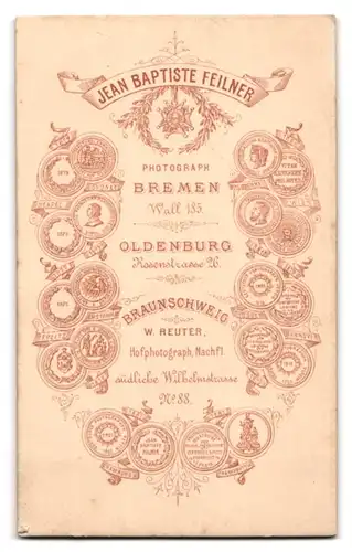 Fotografie Jean Baptiste Feilner, Bremen, Wall 185, Junger Herr im schwarzen Anzug mit Fliege und Schnurrbart