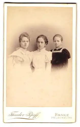 Fotografie Theodor Popoff, Brake, Junge Schwestern in weissen und schwarzen Kleidern mit Hochsteckfrisuren