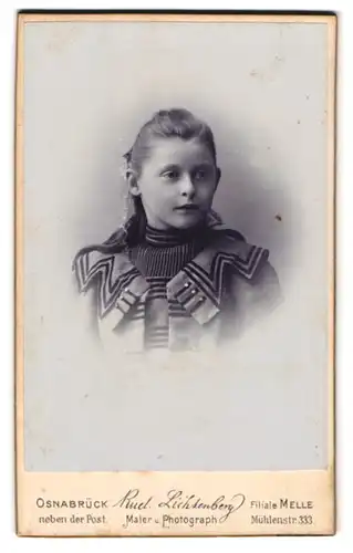 Fotografie Rud. Lichtenberg, Osnabrück, Mühlenstr. 333, Junges schönes Mädchen im hellen Kleid mit zurückgebundenem Haar