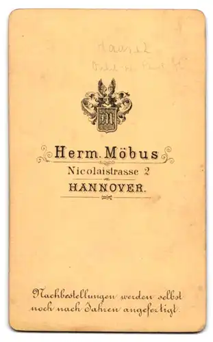 Fotografie Herm. Möbus, Hannover, Nicolaistr. 2, Eleganter Herr im schwarzen Anzug mit Zierschleife und Vollbart