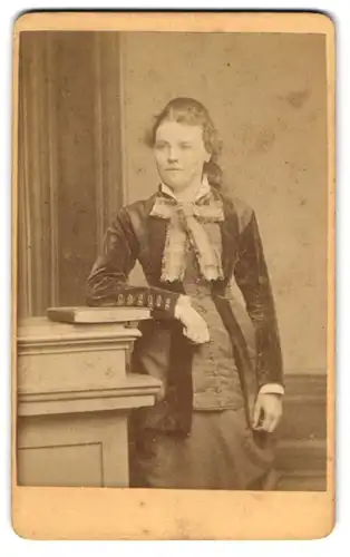 Fotografie Hermann Ramm, Hannover, Celer Str. 146, Junge hübsche Dame im taillierten Kleid mit grosser heller Schleife