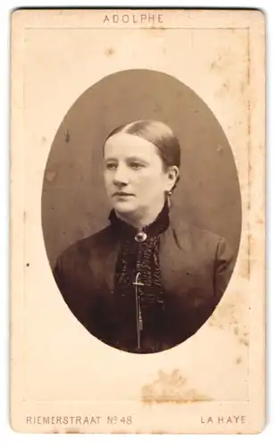Fotografie Adolphe Zimmerman, La Haye, Riemerst. 48, Junge Dame im schwarzen Kleid mit Brosche und silberner Kette