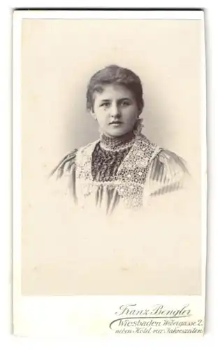 Fotografie Franz Bengler, Wiesbaden, Webergasse 2, Junge schöne Frau im hellen Kleid mit Spitze