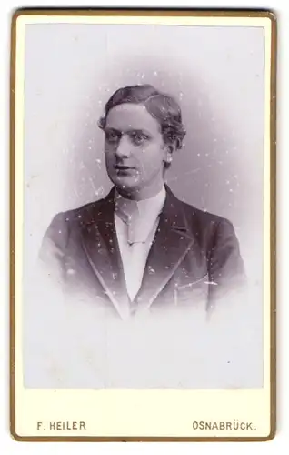 Fotografie F. Heiler, Osnabrück, Grosse Str. 28, Gutbürgerlicher junger Mann im Anzug mit weisser Krawatte