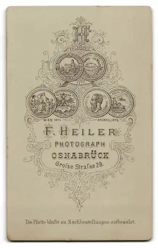 Fotografie F. Heiler, Osnabrück, Grosse Str. 28, Beleibter Herr im schwarzen Anzug mit weissem Haar und Brille