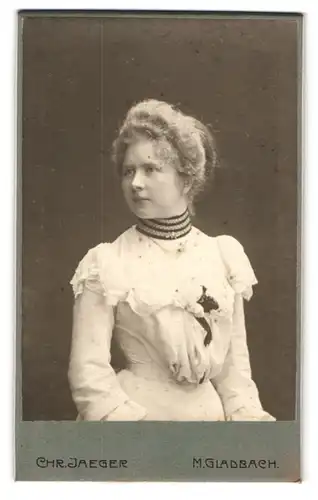 Fotografie Chr. Jaeger, M. Gladbach, Crefelderstr. 117, Junge hübsche Dame im weissen Kleid mit Spitze und Brosche