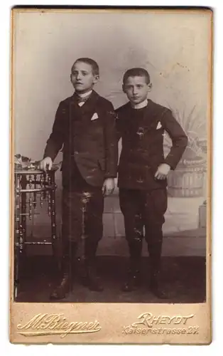 Fotografie M. Biegner, Rheydt, Kaiserstr. 27, Feine junge Burschen in schwarzen Anzügen mit Fliege und Anstecktuch
