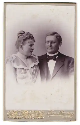 Fotografie Herm. Sommer, Hamm i. W. Gas-Strasse, Ehepaar in eleganter Kleidung