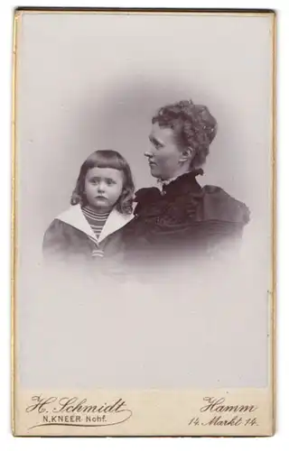 Fotografie H. Schmidt, Hamm a. d. Lippe, Markt 14, Junge Frau im Kleid mit einem Kind