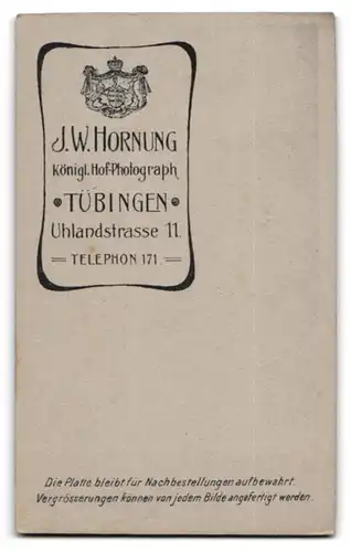 Fotografie J. W. Hornung, Tübingen, Uhlandstr. 11, Junger Herr im Anzug mit Krawatte