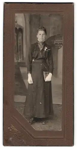 Fotografie Heinrich Rank, Naila, Junge Dame im Kleid mit einem Buch