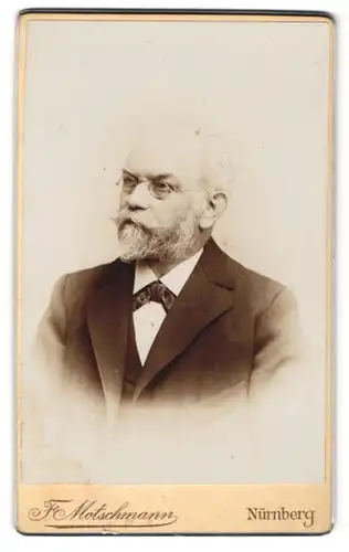 Fotografie F. Motschmann, Nürnberg, Maxfeld-Str. 48, Älterer Herr mit Brille und Vollbart