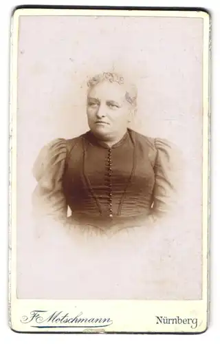 Fotografie F. Motschmann, Nürnberg, Maxfeldstr. 48, Bürgerliche Dame im Kleid
