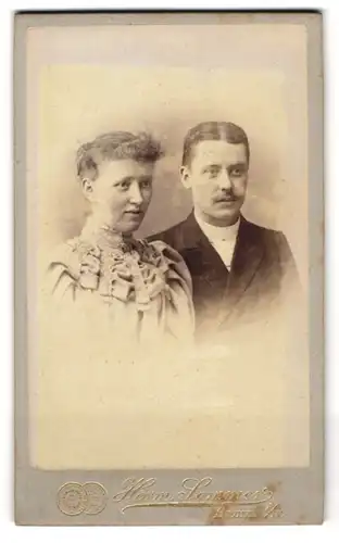 Fotografie Herm. Sommer, Hamm i. W., Gas-Strasse, Junges Paar in hübscher Kleidung