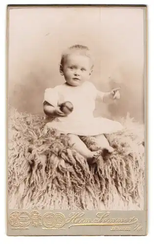 Fotografie Herm. Sommer, Hamm i. W., Gas-Strasse, Süsses Kleinkind im Hemd mit einem Ball