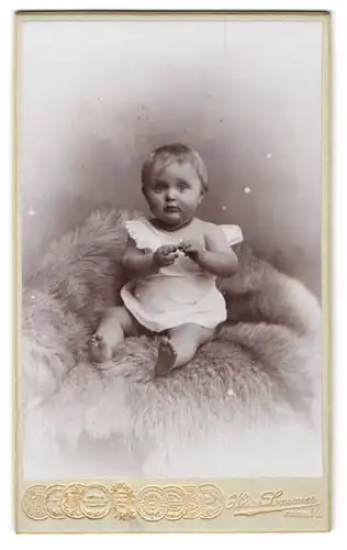 Fotografie Herm. Sommer, Hamm i. W., Gas-Strasse, Süsses Kleinkind im Hemd mit nackigen Füssen