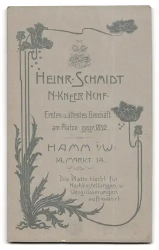 Fotografie Heinr. Schmidt, Hamm i. W., Markt 14, Süsses Kleinkind im Hemd mit nackigen Füssen