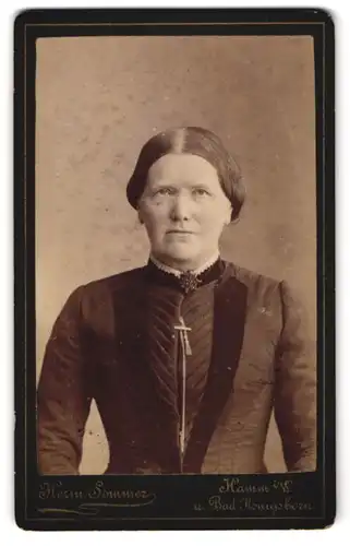 Fotografie Herm. Sommer, Hamm i. W., Bürgerliche Dame mit Kragenbrosche