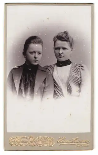Fotografie Herm. Sommer, Hamm i. W., Gas-Strasse, Zwei junge Damen in hübscher Kleidung