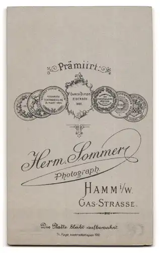 Fotografie Herm. Sommer, Hamm i. W., Gas-Strasse, Zwei junge Damen in hübscher Kleidung