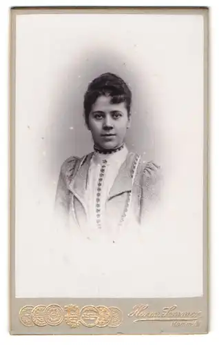 Fotografie Herm. Sommer, Hamm i. W., Gas-Strasse, Junge Dame in hübscher Kleidung