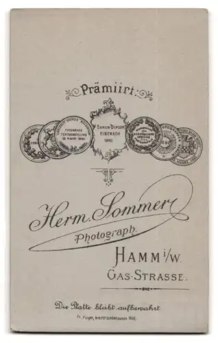 Fotografie Herm. Sommer, Hamm i. W., Gas-Strasse, Junge Dame in hübscher Kleidung
