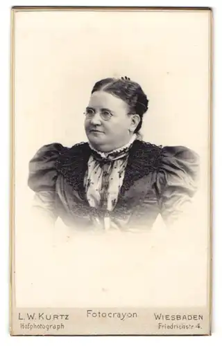 Fotografie L. W. Kurtz, Wiesbaden, Friedrichstr. 4, Elegant gekleidete Dame mit Brille