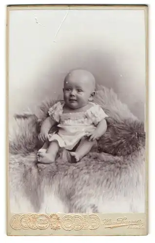 Fotografie Herm. Sommer, Hamm i. W., Gasstrasse, Süsses Kleinkind im Hemd mit nackigen Füssen