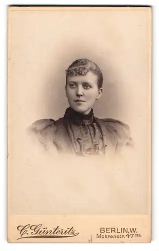 Fotografie C. Günteritz, Berlin, Mohrenstr. 47, Junge Dame mit zurückgebundenem Haar